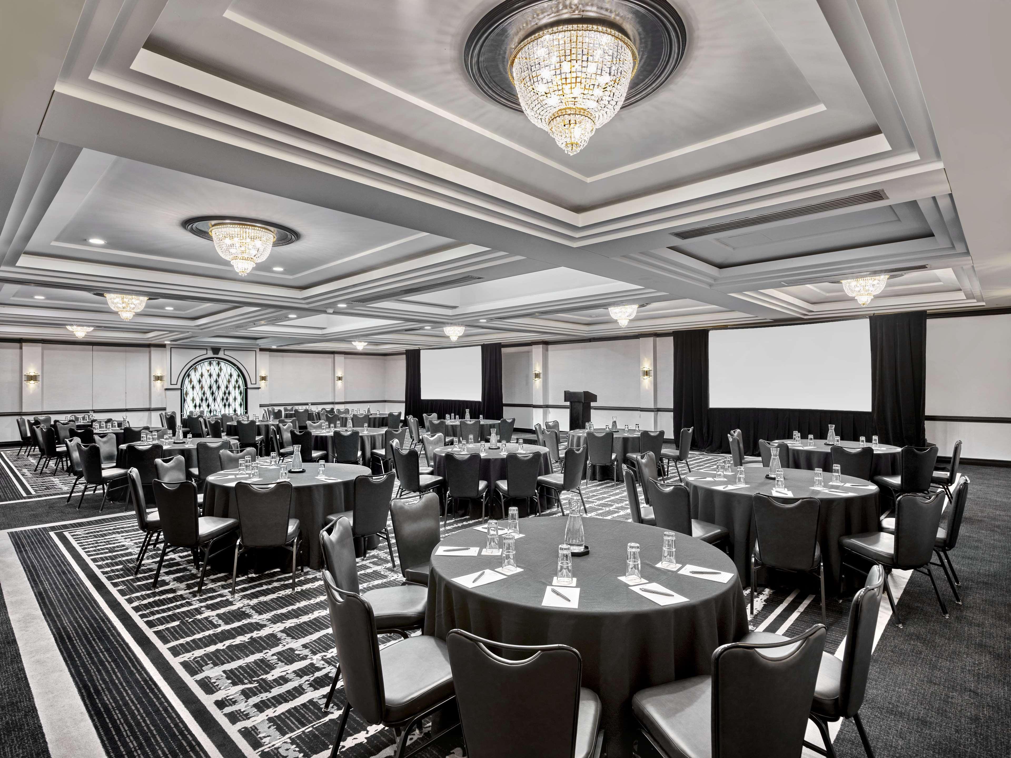 Vogue Hotel Montreal Downtown, Curio Collection By Hilton Екстер'єр фото