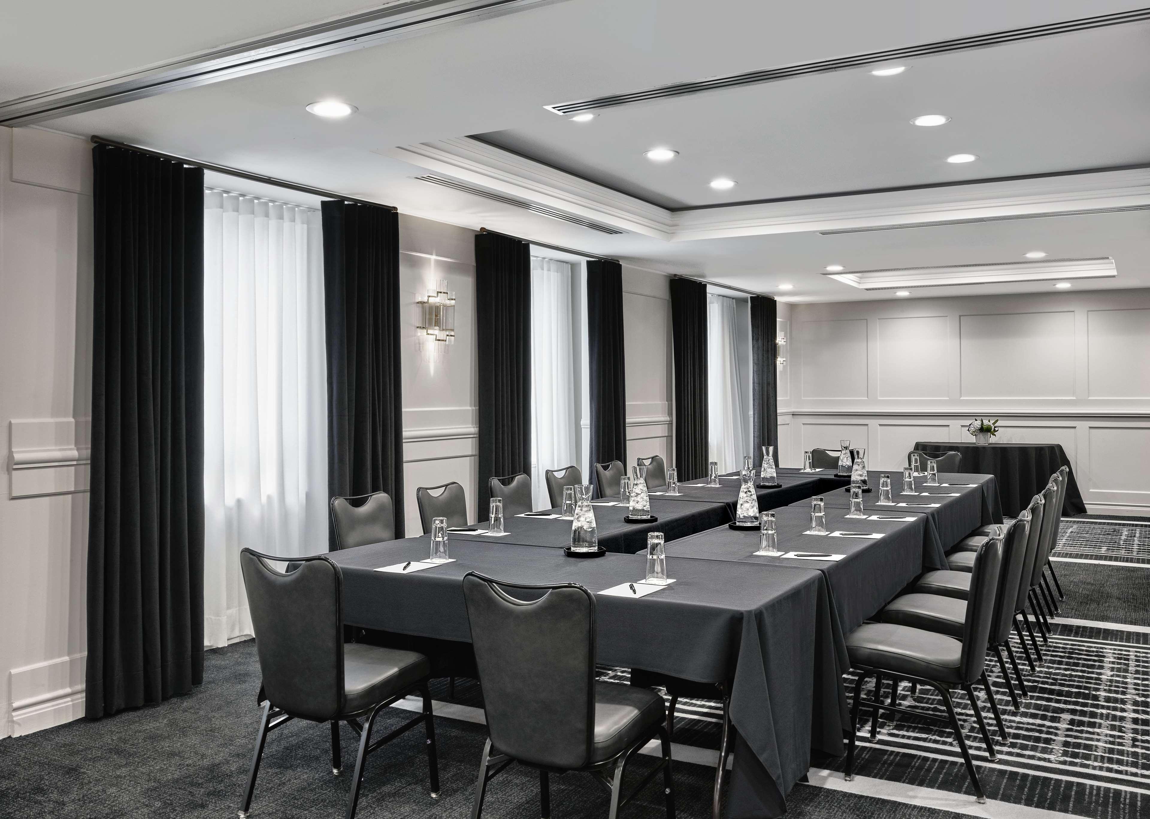 Vogue Hotel Montreal Downtown, Curio Collection By Hilton Екстер'єр фото