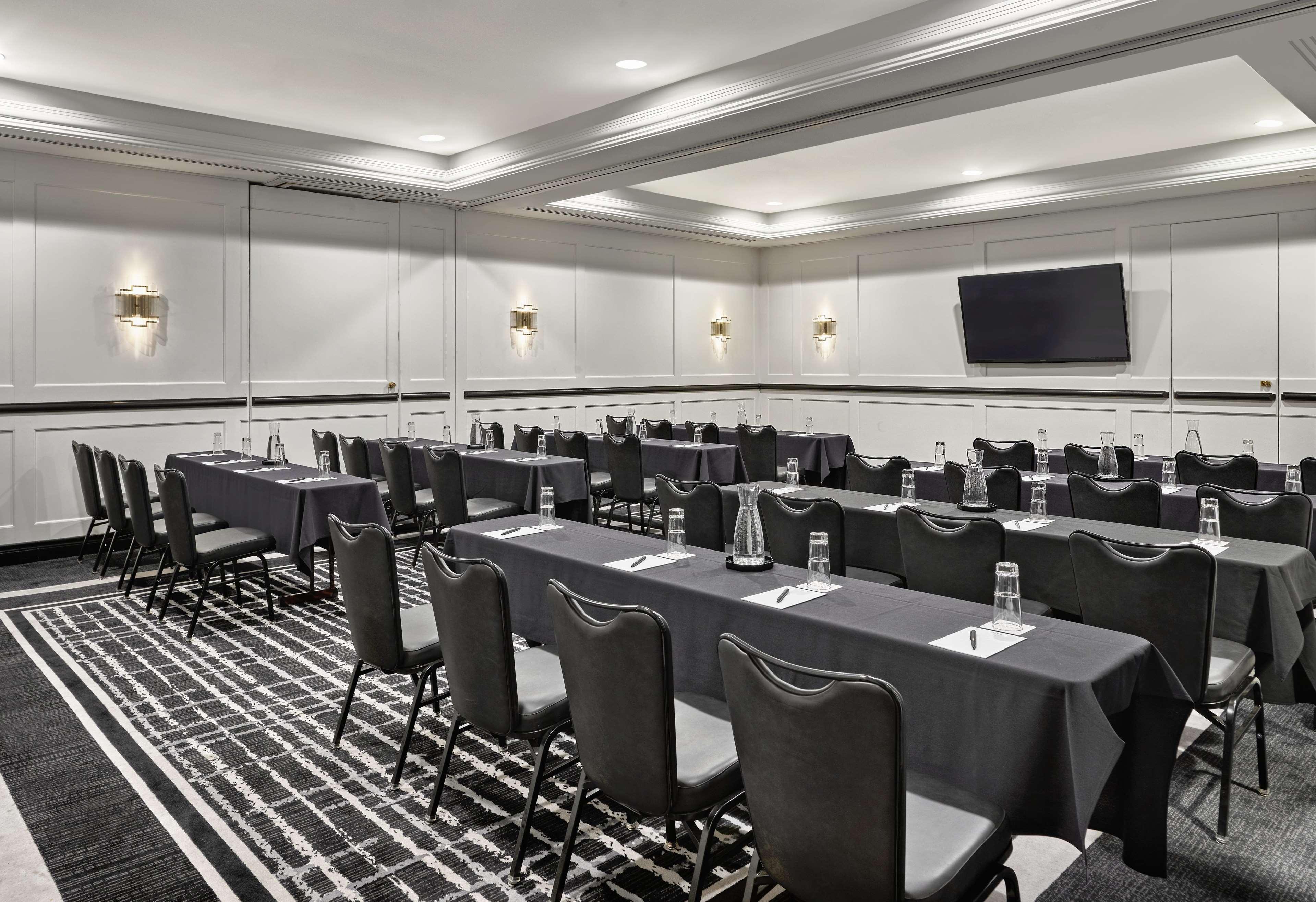 Vogue Hotel Montreal Downtown, Curio Collection By Hilton Екстер'єр фото