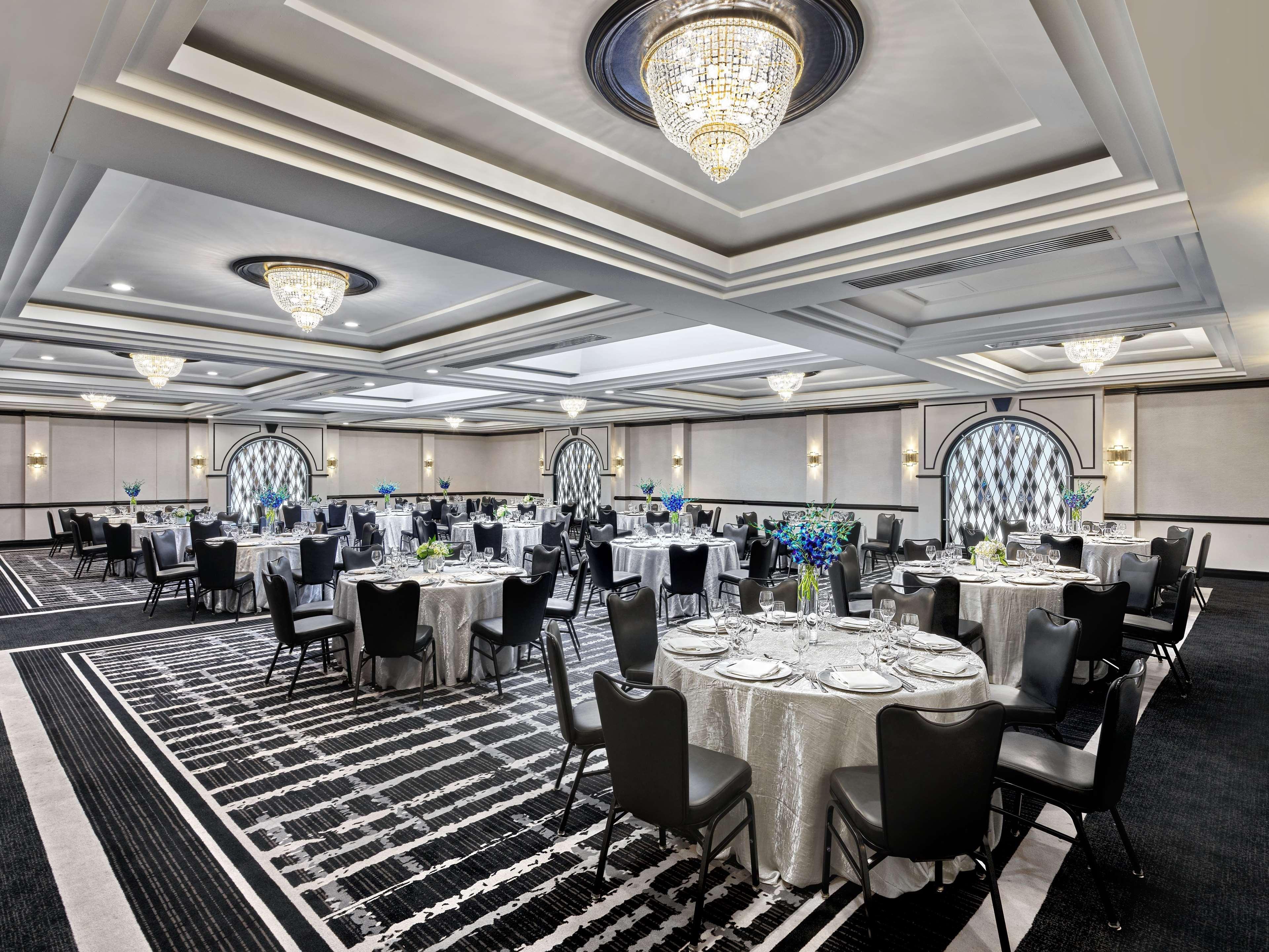 Vogue Hotel Montreal Downtown, Curio Collection By Hilton Екстер'єр фото