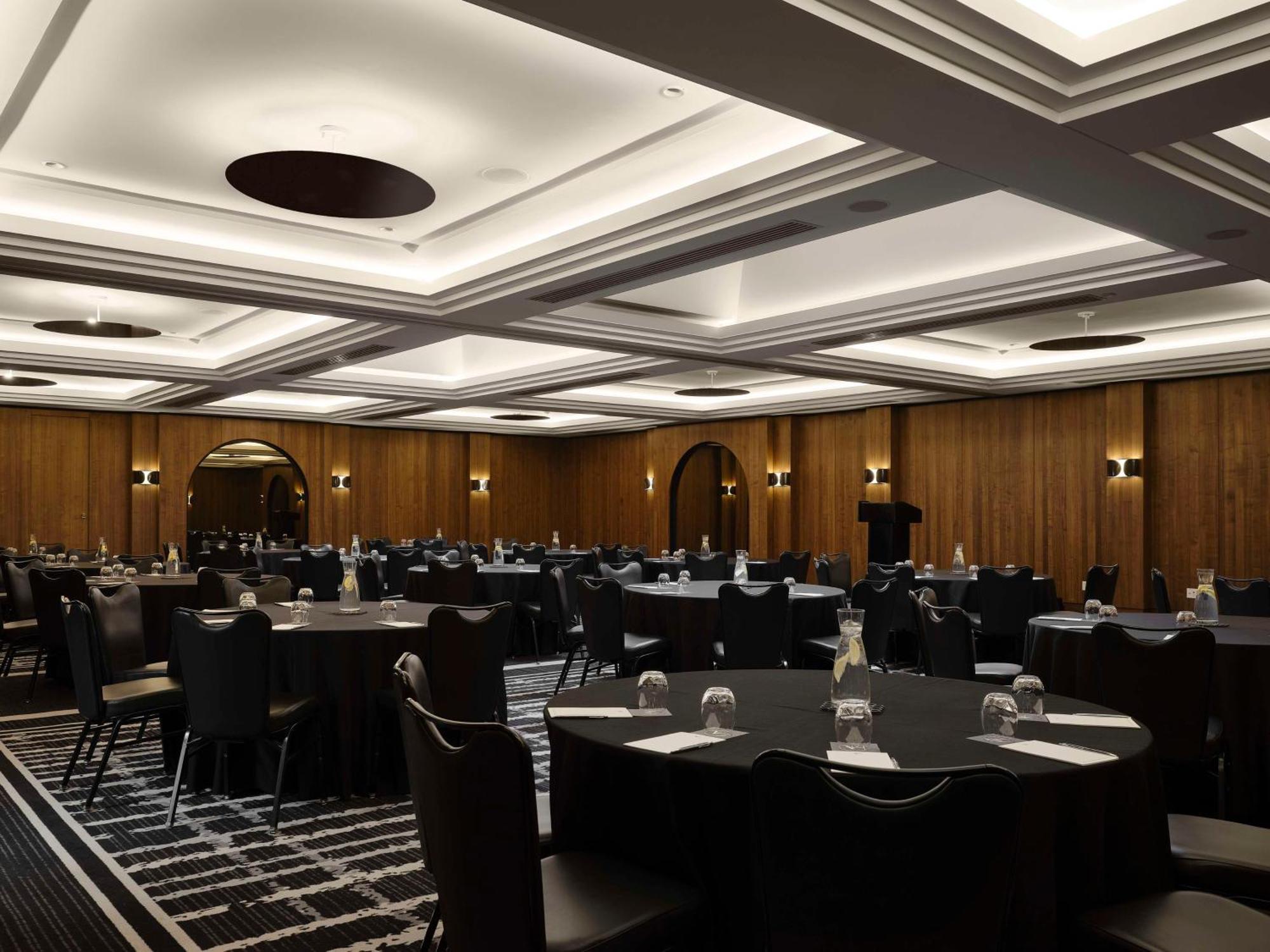 Vogue Hotel Montreal Downtown, Curio Collection By Hilton Екстер'єр фото