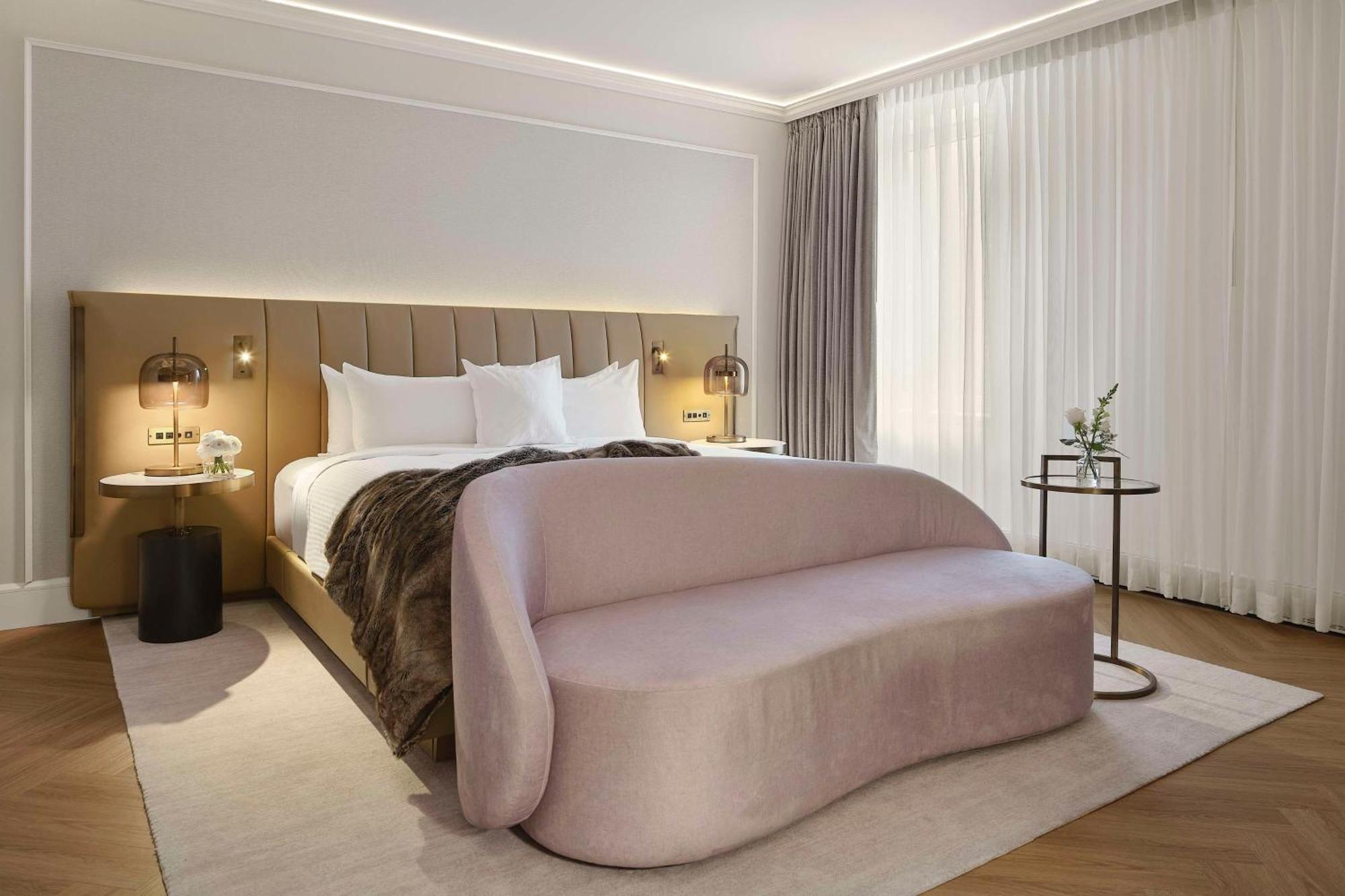 Vogue Hotel Montreal Downtown, Curio Collection By Hilton Екстер'єр фото