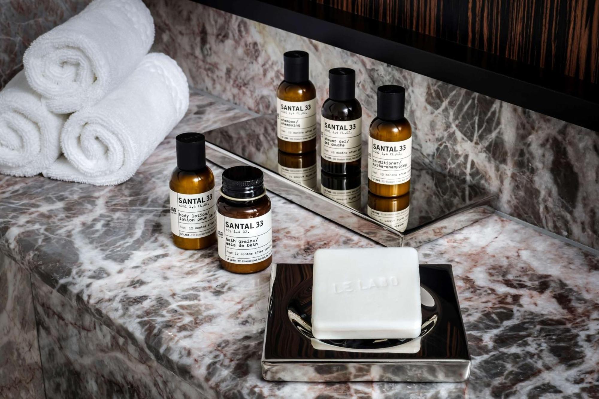 Vogue Hotel Montreal Downtown, Curio Collection By Hilton Екстер'єр фото