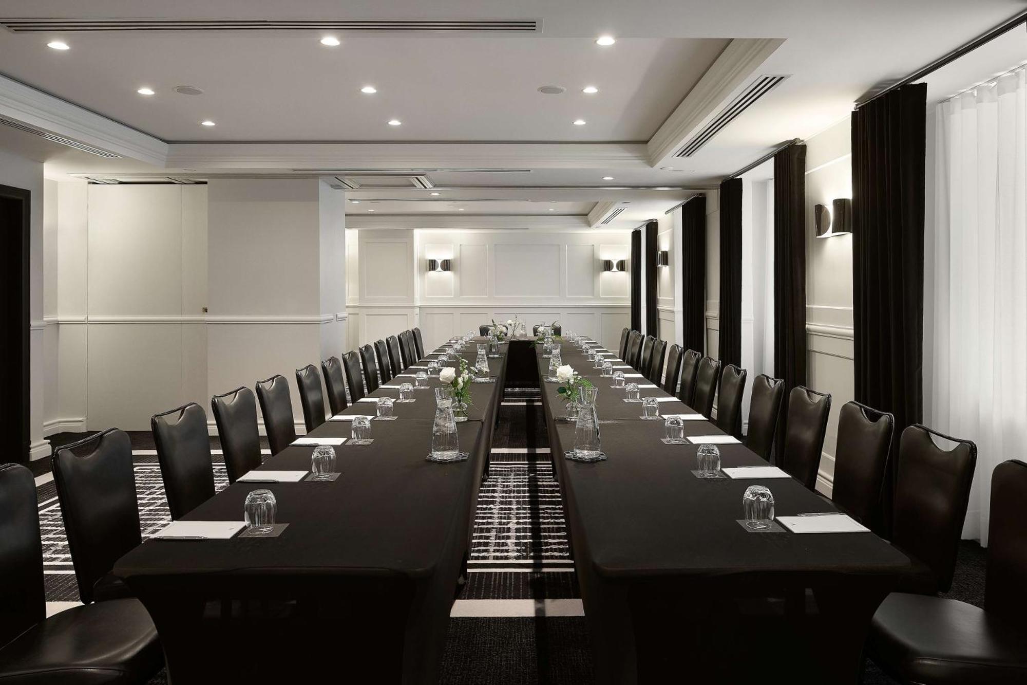 Vogue Hotel Montreal Downtown, Curio Collection By Hilton Екстер'єр фото