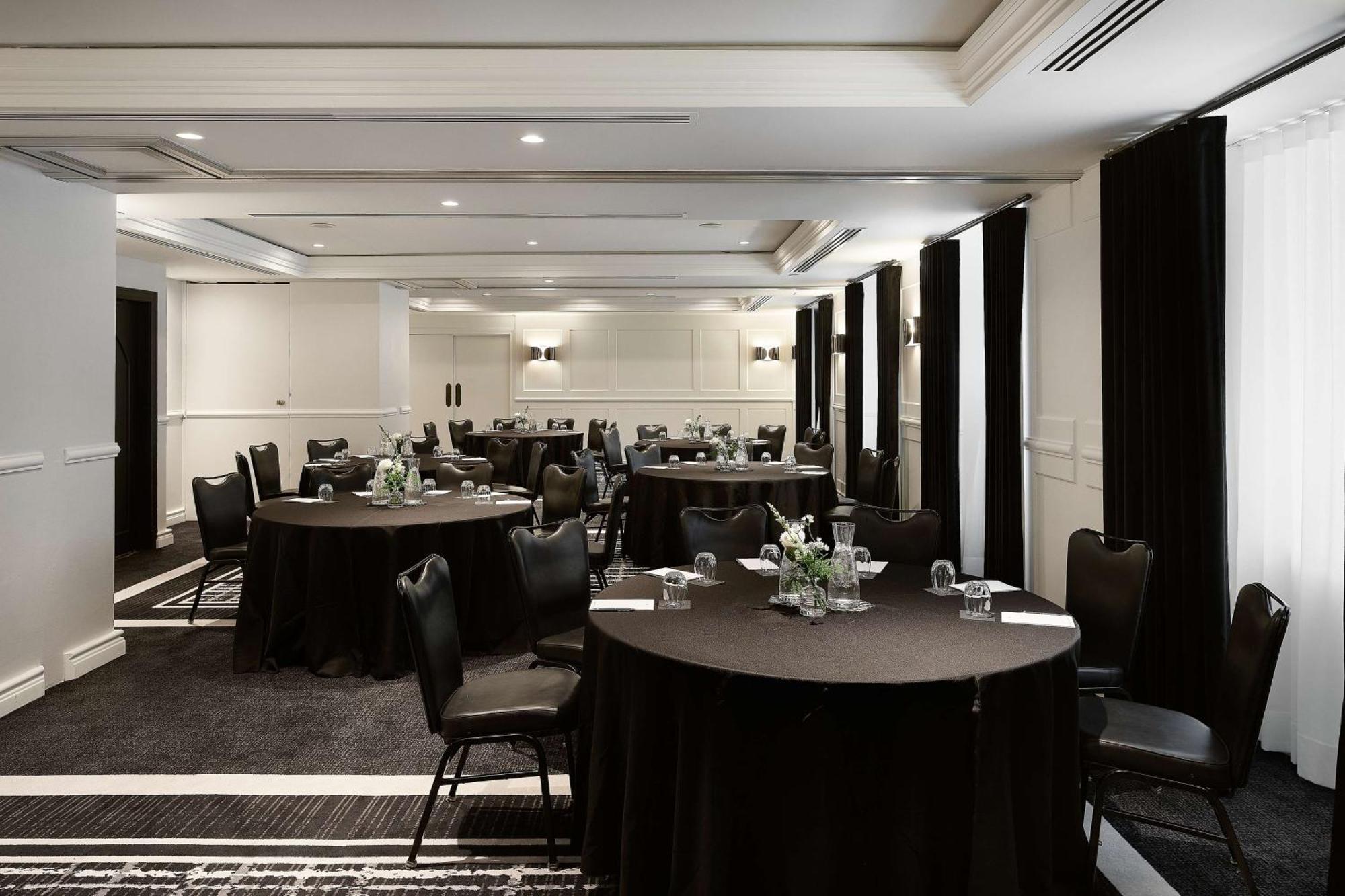 Vogue Hotel Montreal Downtown, Curio Collection By Hilton Екстер'єр фото