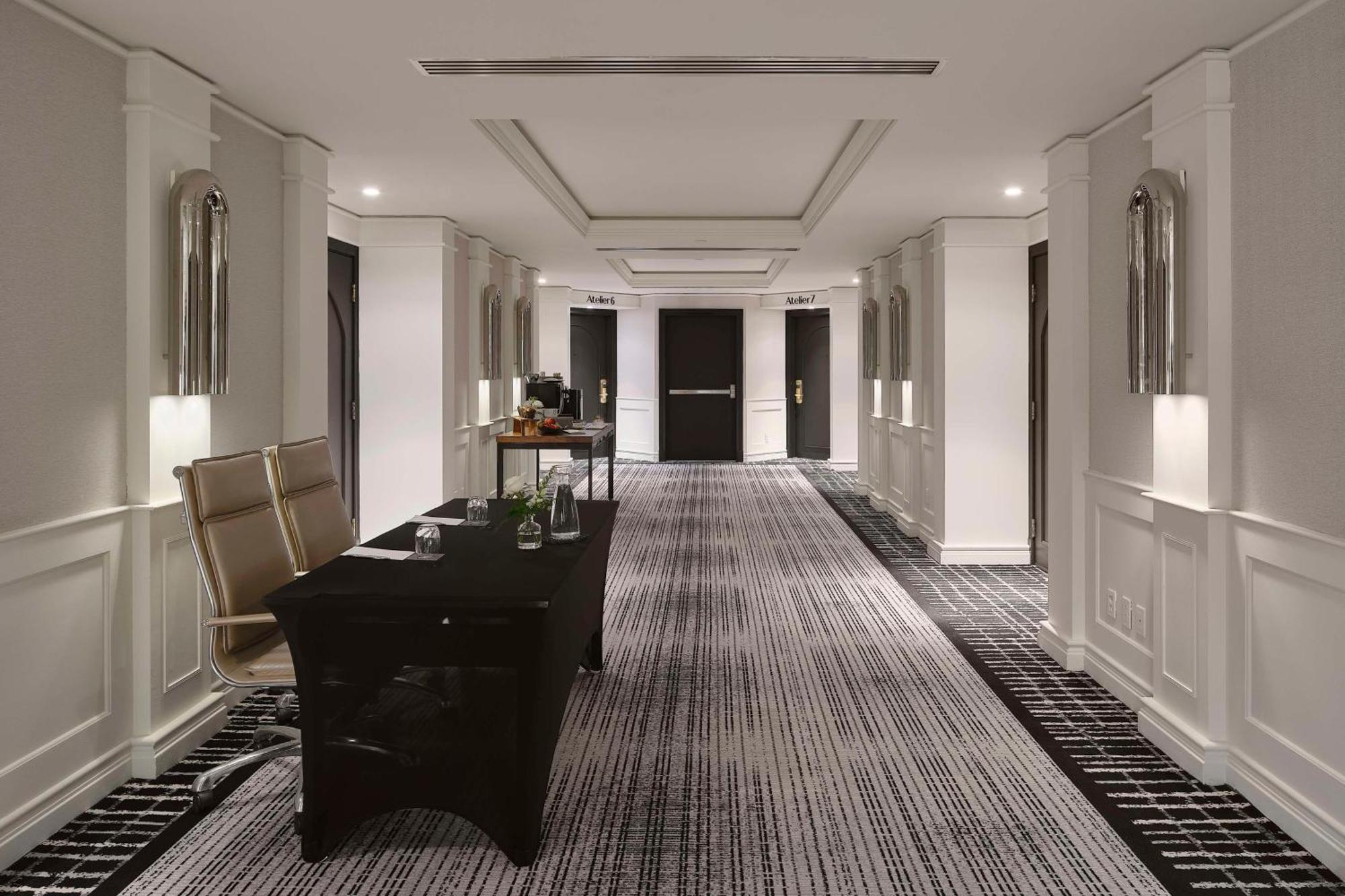 Vogue Hotel Montreal Downtown, Curio Collection By Hilton Екстер'єр фото
