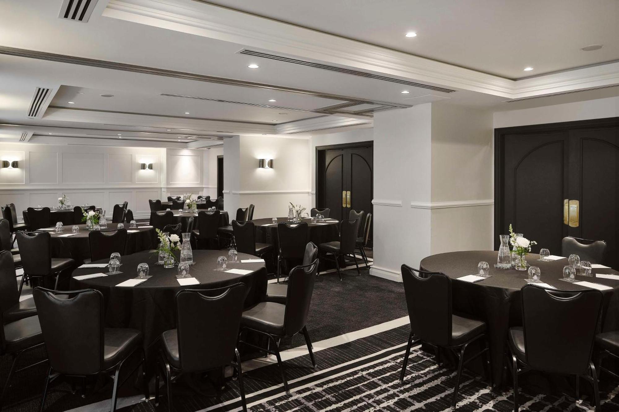 Vogue Hotel Montreal Downtown, Curio Collection By Hilton Екстер'єр фото