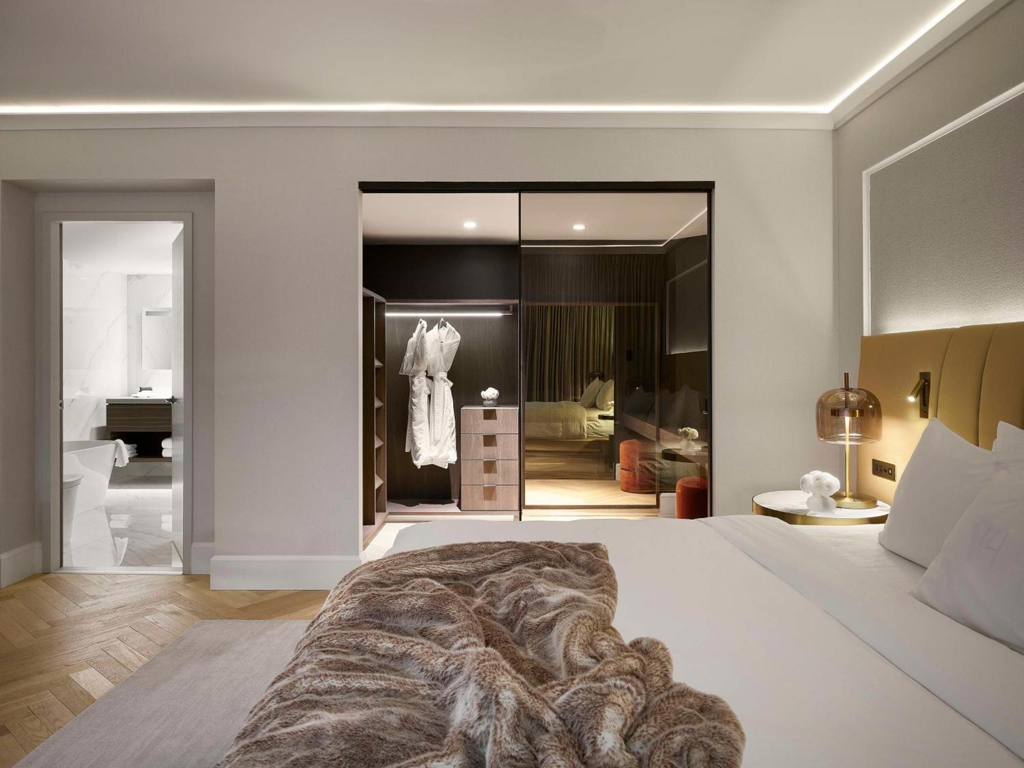 Vogue Hotel Montreal Downtown, Curio Collection By Hilton Екстер'єр фото