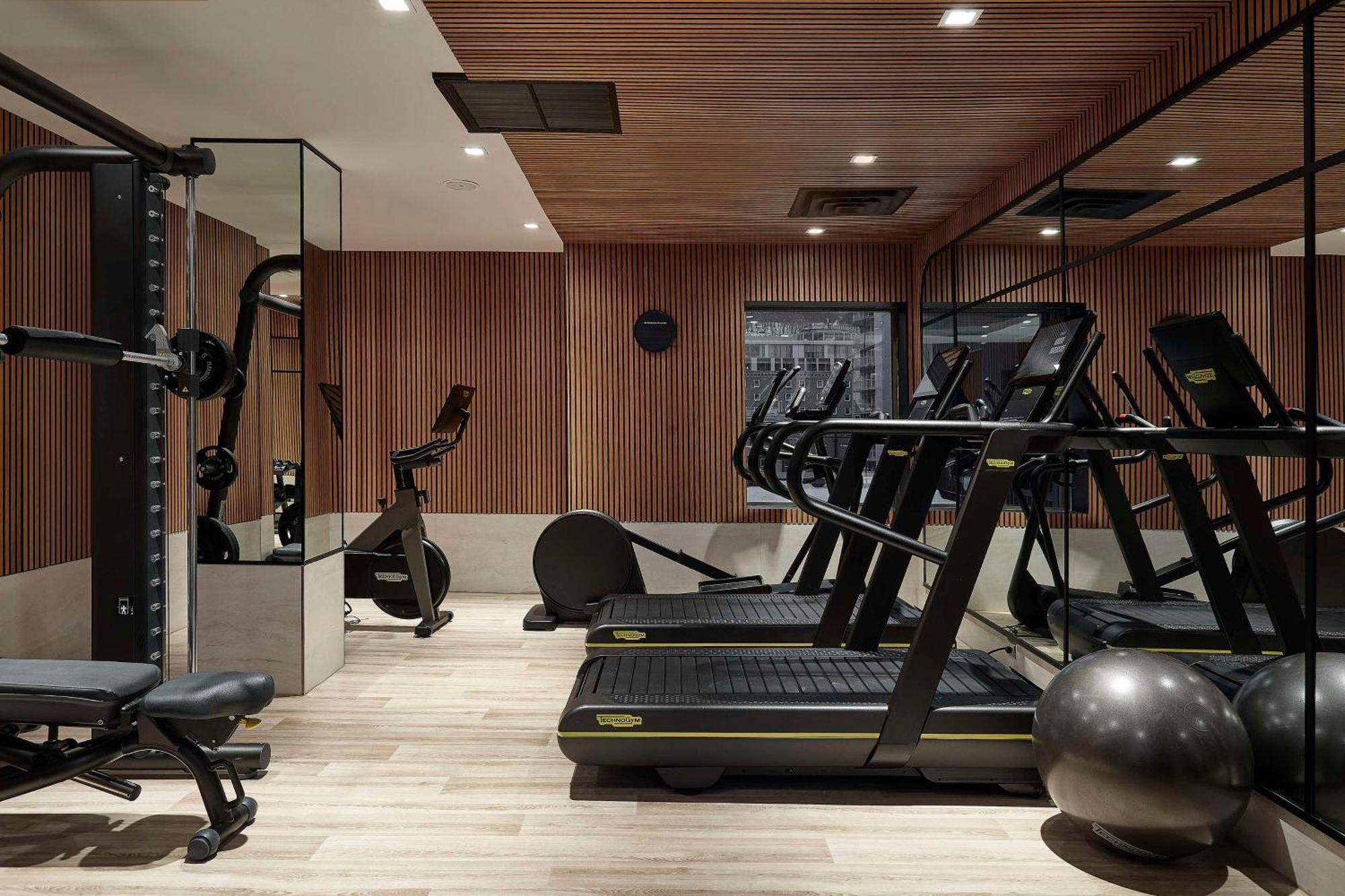 Vogue Hotel Montreal Downtown, Curio Collection By Hilton Екстер'єр фото